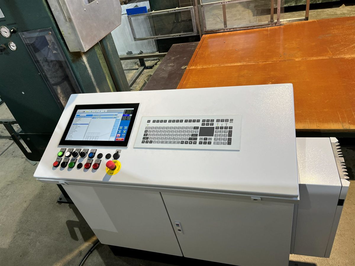 Neues Bedienpult mit HMI und Not-Halt an einer älteren Konturensäge