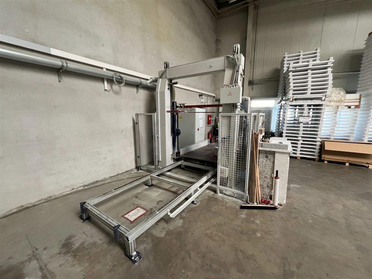 CNC-Konturschneidanlage mit Portal und Schneidrahmen in der Halle