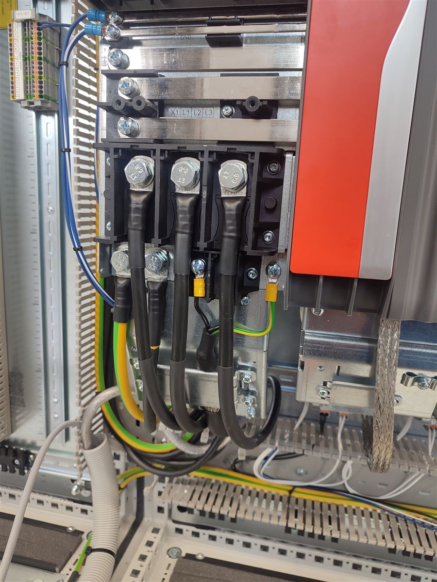 Verdrahtung eines Antriebsreglers durch DSR Automation