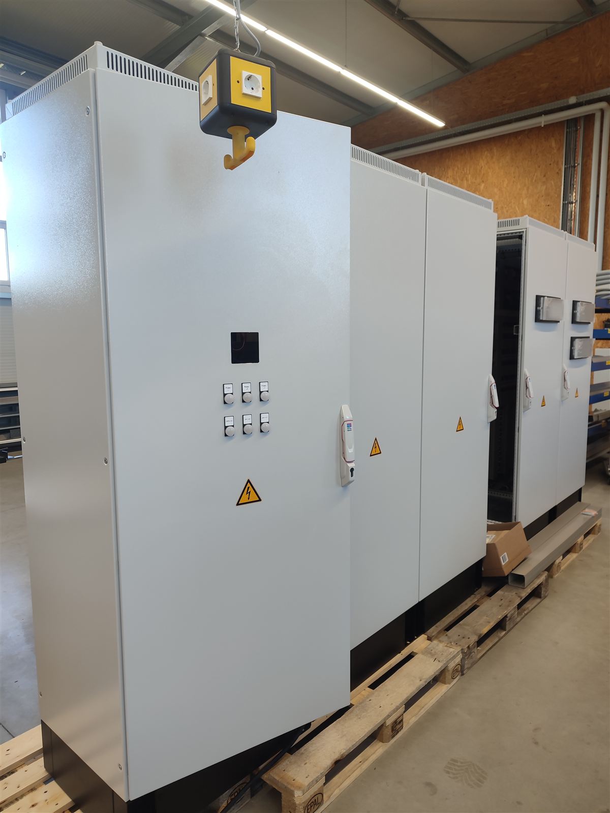 Schaltschrankzeile von DSR Automation vor der Auslieferung